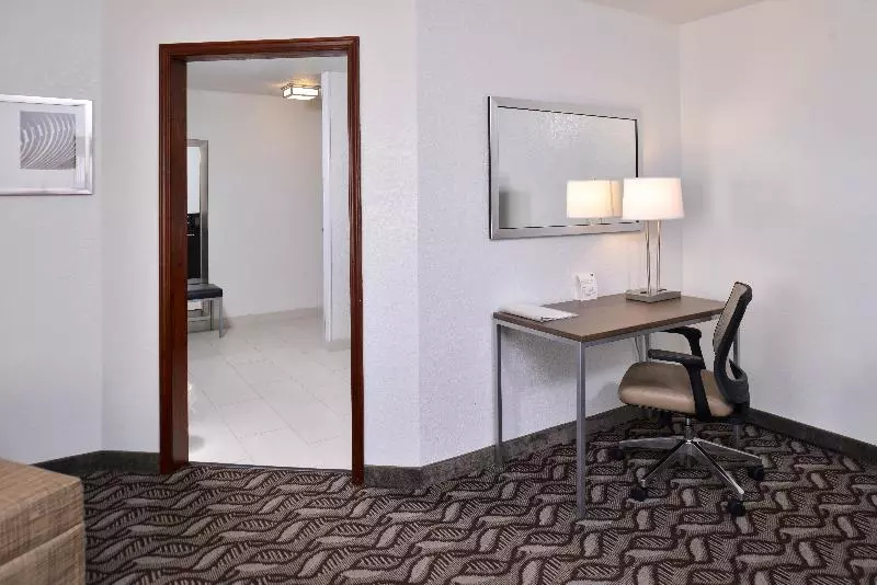 キングサイズベッドのスイートルーム, Holiday Inn Express Hotel & Suites Lonoke I 40, An Ihg
