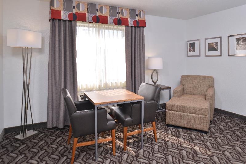 带大床的套房, Holiday Inn Express Hotel & Suites Lonoke I 40, An Ihg