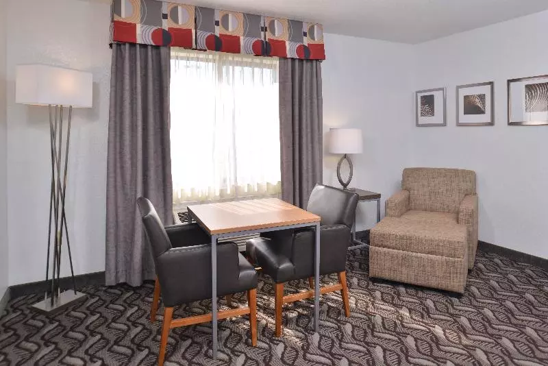 キングサイズベッドのスイートルーム, Holiday Inn Express Hotel & Suites Lonoke I 40, An Ihg