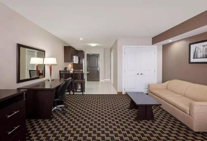 キングサイズベッドのデラックススイート, Ramada By Wyndham Cold Lake