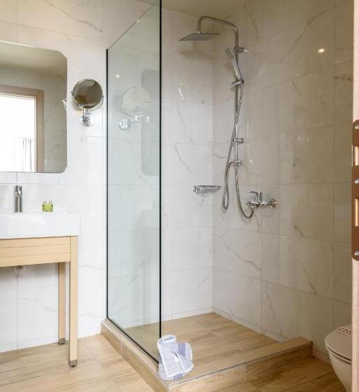 חדר דלוקס לשלושה, Regina Mare