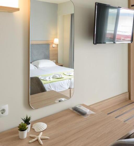 חדר דלוקס לשלושה, Regina Mare