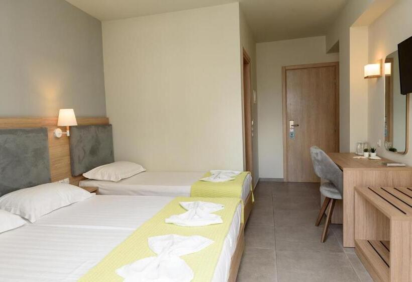 חדר דלוקס לשלושה, Regina Mare