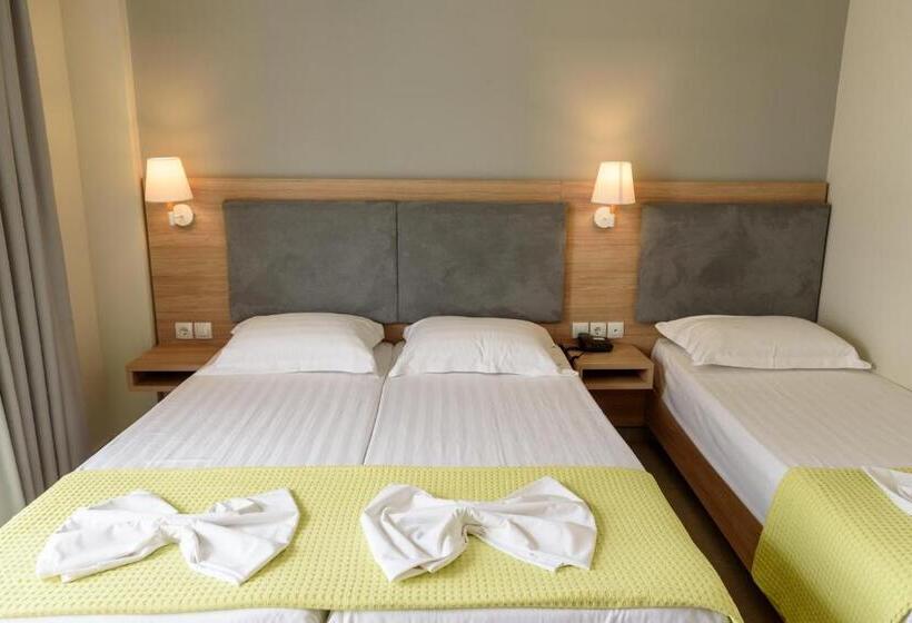 חדר דלוקס לשלושה, Regina Mare