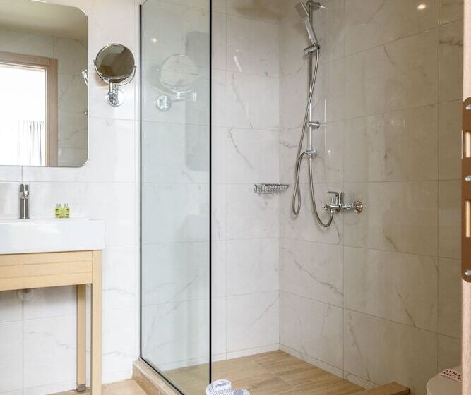 חדר דלוקס לשלושה, Regina Mare