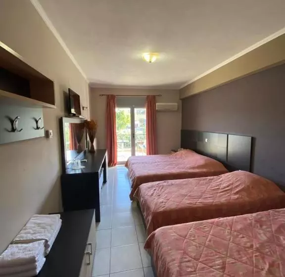Deluxe Neljän Hengen Huone, Sozos Inn Hotel Vonitsa