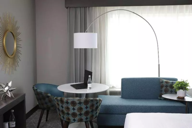 身障者適用スタンダードルーム, The Rewind West Des Moines, Tapestry Collection By Hilton