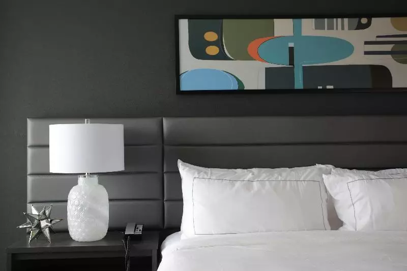 キングサイズベッドのスイートルーム, The Rewind West Des Moines, Tapestry Collection By Hilton
