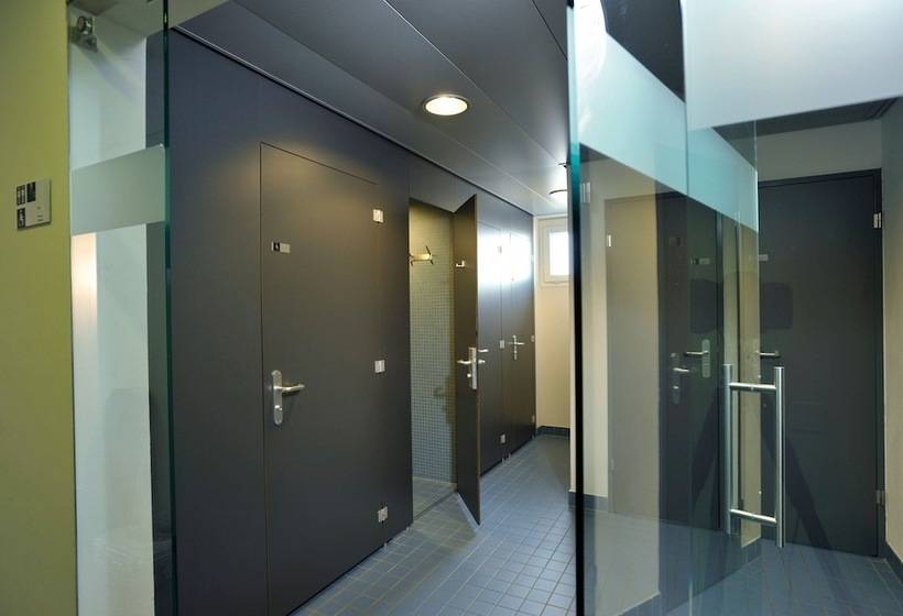 バス共有のスタンダードルーム, Locarno Youth Hostel