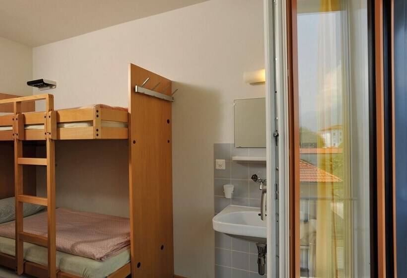 バス共有のスタンダードルーム, Locarno Youth Hostel