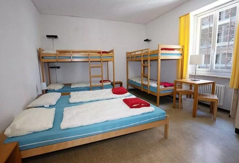 ルームシェアのワンベッド, Locarno Youth Hostel