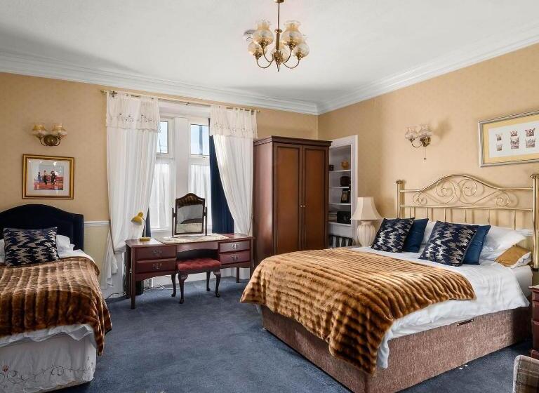 패밀리 룸, Ashley House