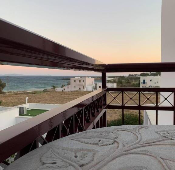 جناح جونيور مطلّ علي البحر, Akrogiali