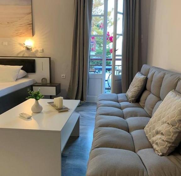 جناح جونيور مطلّ علي البحر, Akrogiali