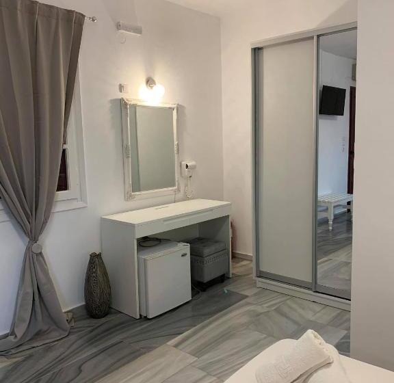 جناح جونيور مطلّ علي البحر, Akrogiali