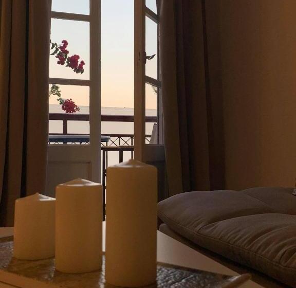 جناح جونيور مطلّ علي البحر, Akrogiali