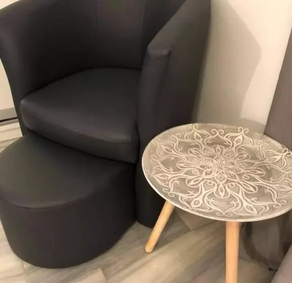 اتاق لوکس با چشم‌انداز دریا, Akrogiali
