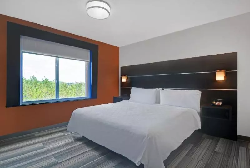 キングサイズベッドのスタンダードルーム, Holiday Inn Express Atmore, An Ihg