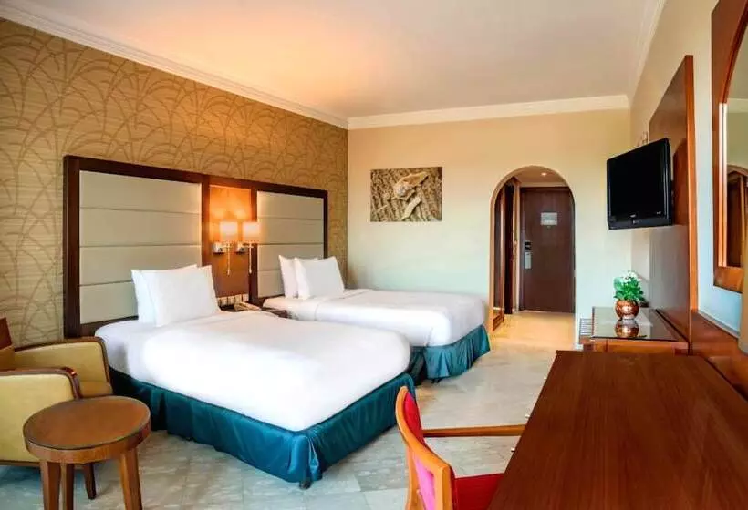 اتاق استاندارد با چشم‌انداز استخر, Crowne Plaza Jordan Dead Sea Resort & Spa, An Ihg