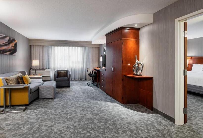 מיטת קינג בסוויטה, Courtyard By Marriott Edmonton West