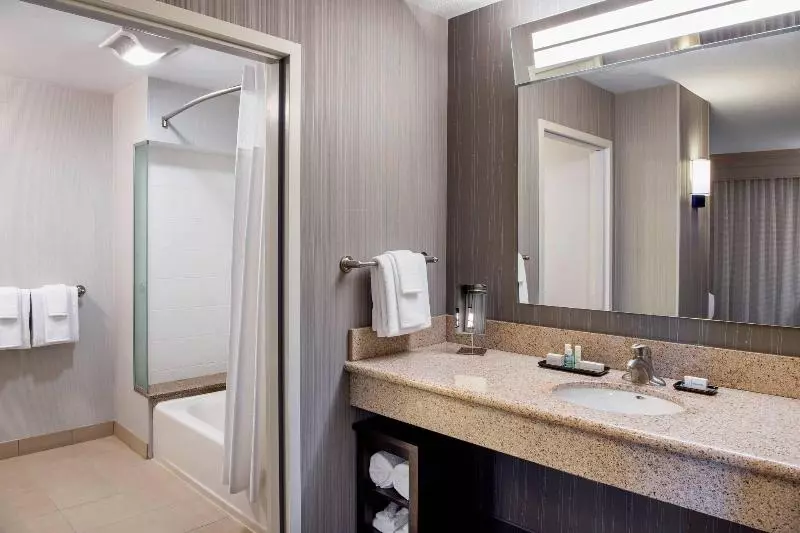 سوئیت با تخت بزرگ, Courtyard By Marriott Edmonton West