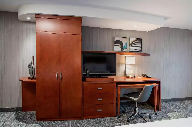 سوئیت با تخت بزرگ, Courtyard By Marriott Edmonton West