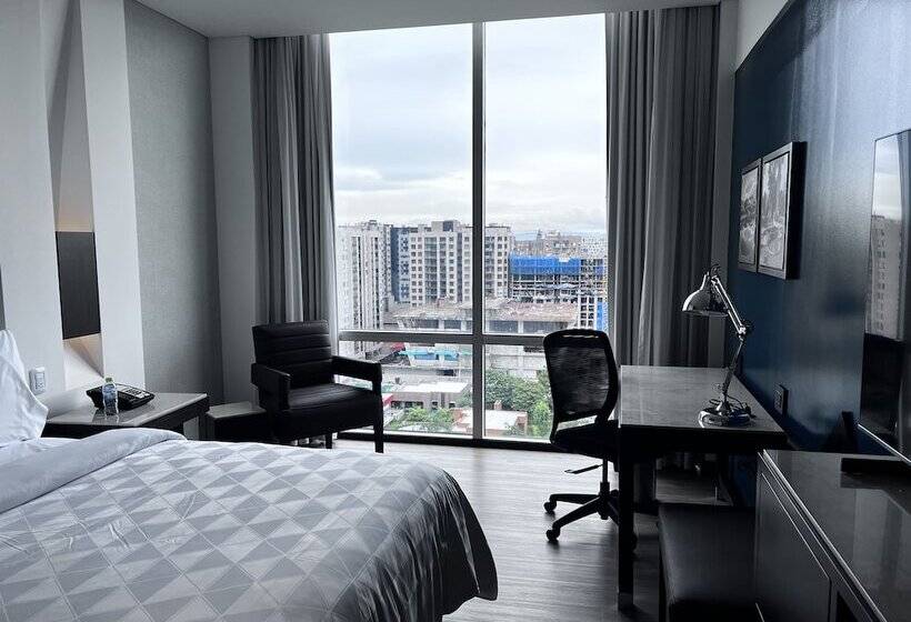 Номер Стандарт Двуспальная Кровать Вид на Город, Holiday Inn Bogota Airport, An Ihg