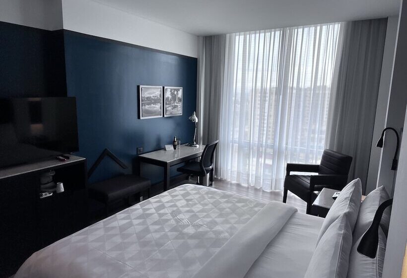 Номер Стандарт Двуспальная Кровать Вид на Город, Holiday Inn Bogota Airport, An Ihg