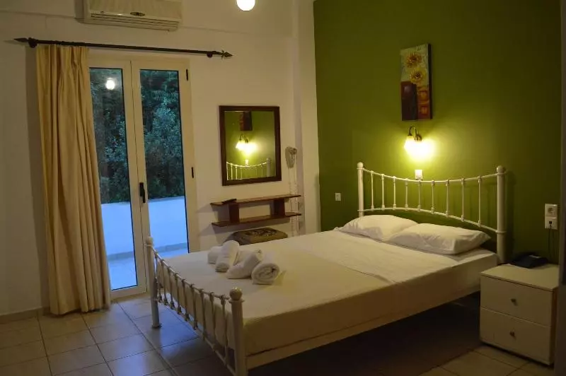 Huoneisto 1 Makuuhuone Puutarhanäkymä, Nikos Apartments