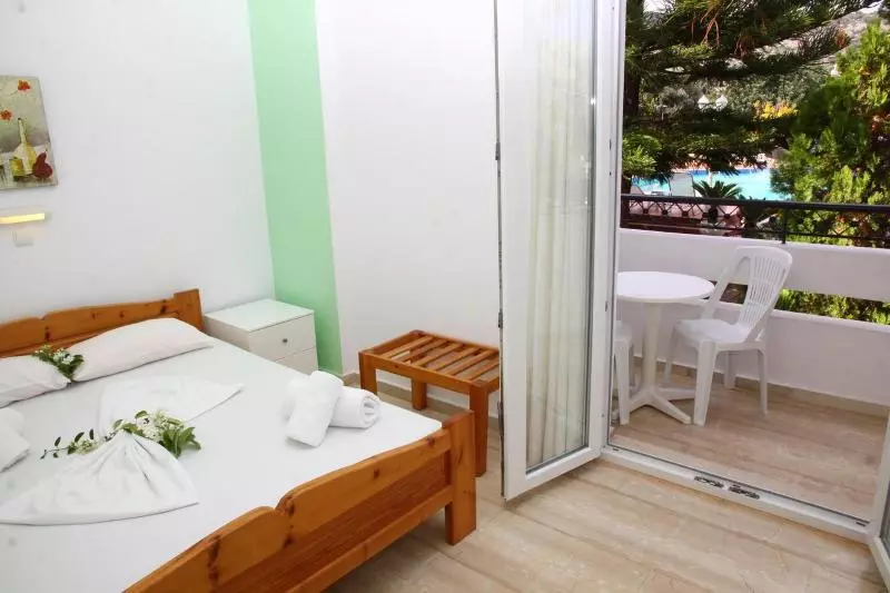 Huoneisto 1 Makuuhuone Puutarhanäkymä, Nikos Apartments