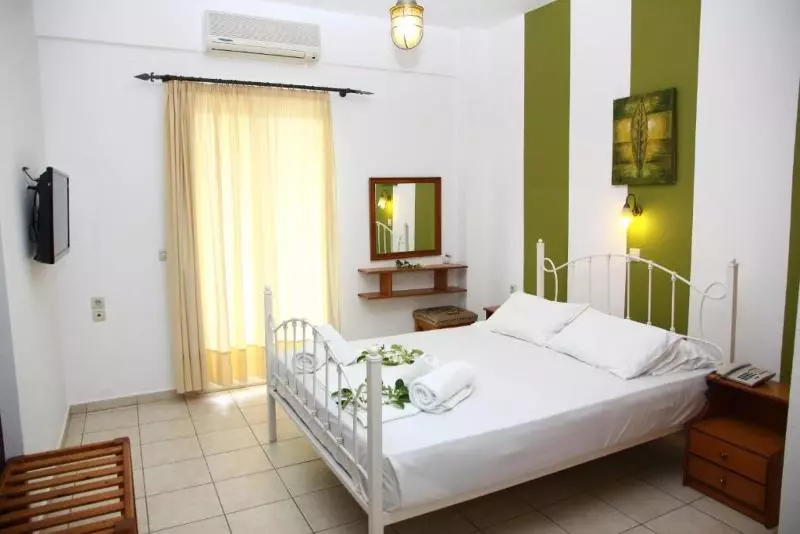 Huoneisto 1 Makuuhuone Puutarhanäkymä, Nikos Apartments