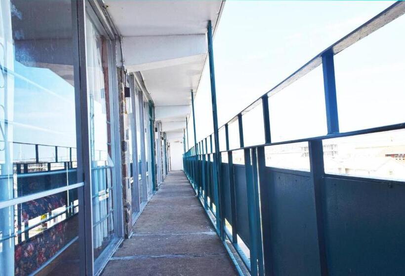 جناح جونيور, Skyview Manor Motel