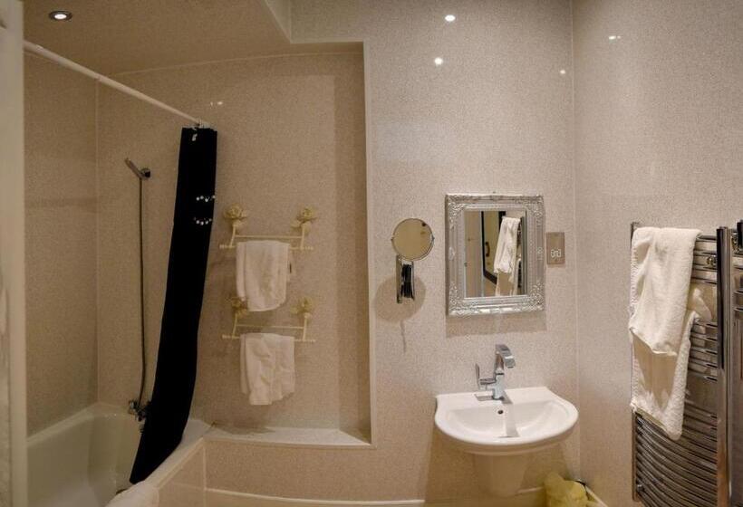 스위트, The Hotel Commodore