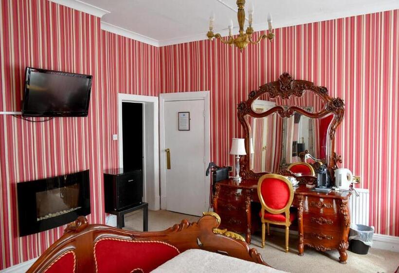 스위트, The Hotel Commodore