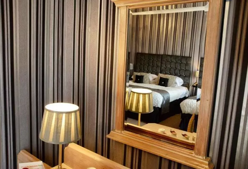 ファミリールーム, The Hotel Commodore