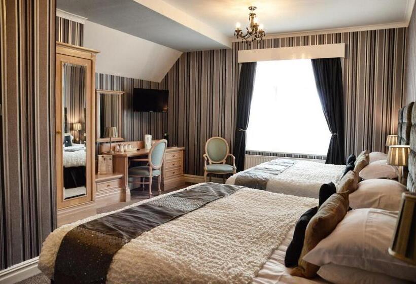 패밀리 룸, The Hotel Commodore