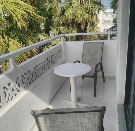 استودیوی استاندارد, Dolphin Apartments