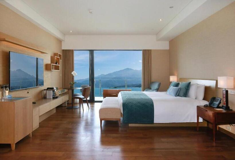Suite with lake view, Fleur De Chine
