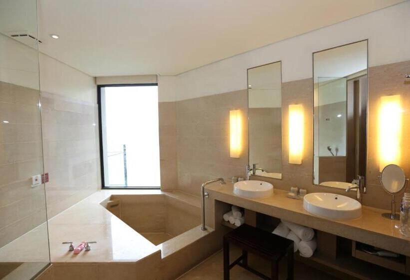 Suite with lake view, Fleur De Chine