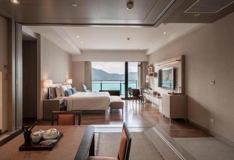 Suite with lake view, Fleur De Chine