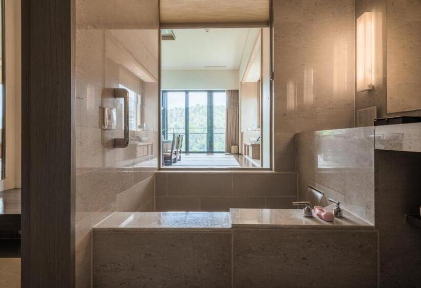 Premium room w/ mountain view, Fleur De Chine