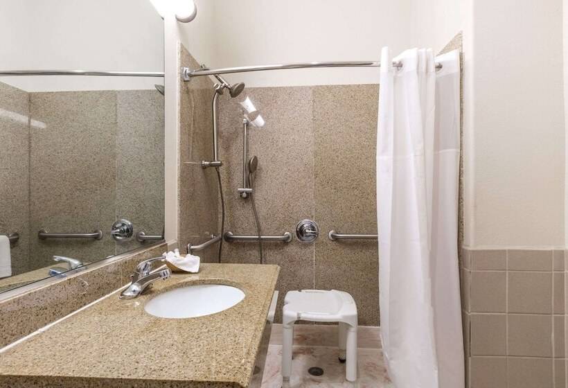 장애인을 위한 스탠다드 룸, Baymont By Wyndham Galveston