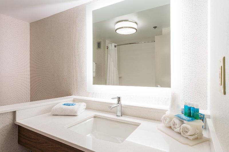 带大床的标准间, Holiday Inn Express & Suites Wilmington University Center, An Ihg