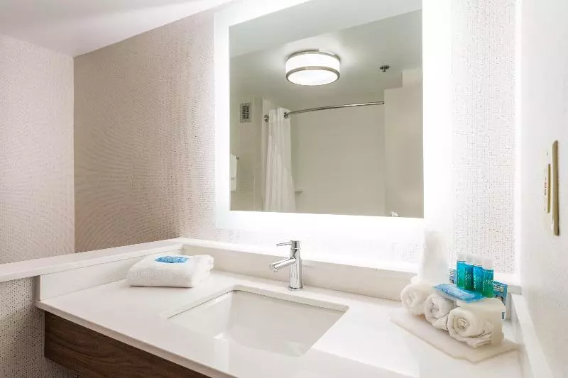 キングサイズベッドのスタンダードルーム, Holiday Inn Express & Suites Wilmington University Center, An Ihg