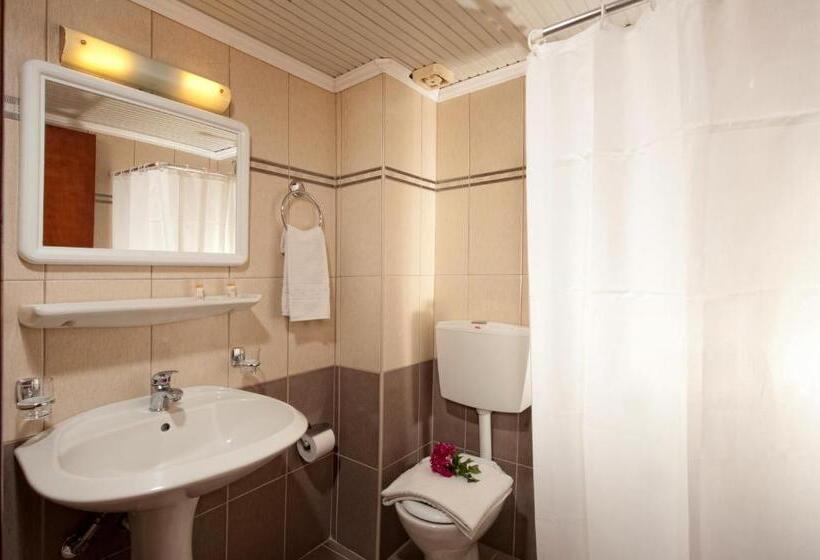 标准三人间, Malia Mare