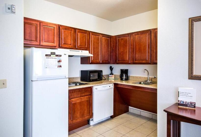 身障者適用キングサイズベッドルーム, Staybridge Suites Rockford, An Ihg