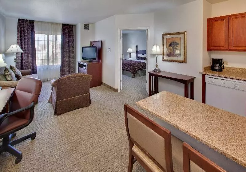 身障者適用キングサイズベッドルーム, Staybridge Suites Rockford, An Ihg