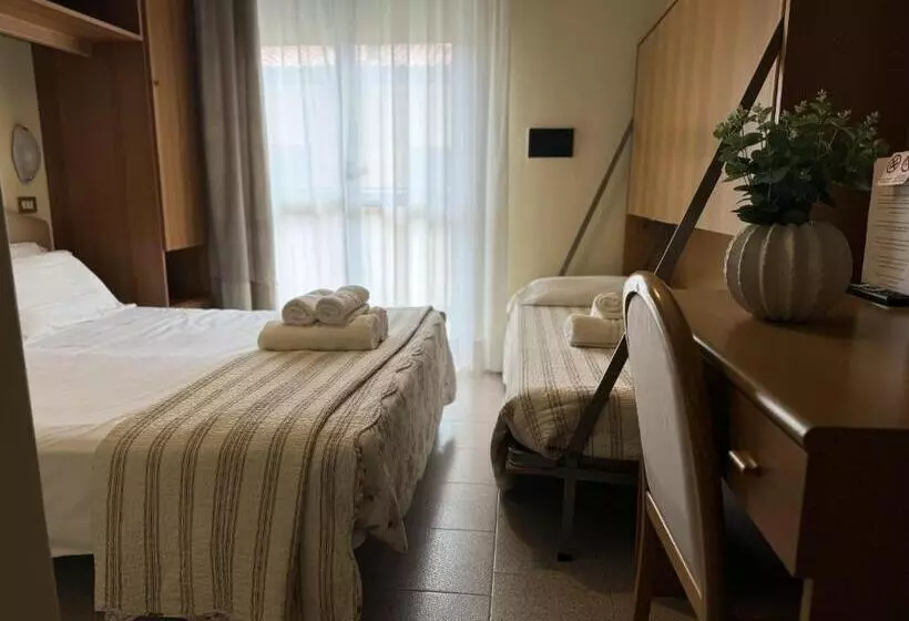 اتاق استاندارد سه نفره, Acapulco Beach