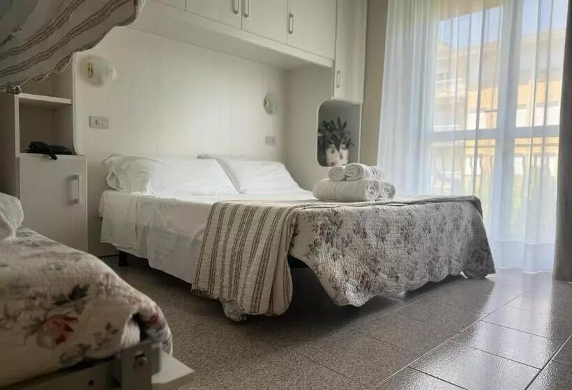 اتاق استاندارد چهار تخته, Acapulco Beach