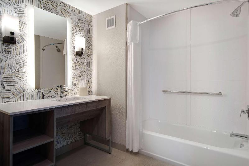 带大床的标准工作室, Homewood Suites Lexington Hamburg